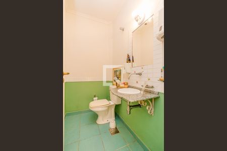 Casa à venda com 340m², 6 quartos e 7 vagasBanheiro externo