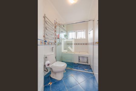 Casa à venda com 340m², 6 quartos e 7 vagasBanheiro do Quarto 1