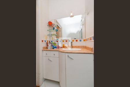 Casa à venda com 340m², 6 quartos e 7 vagasBanheiro social