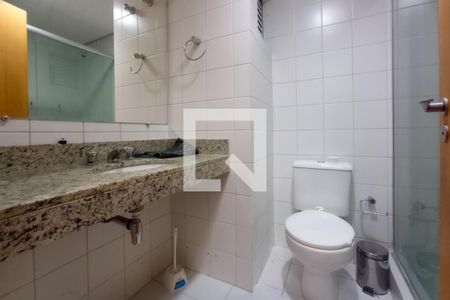 Banheiro de kitnet/studio para alugar com 1 quarto, 31m² em Centro, Curitiba