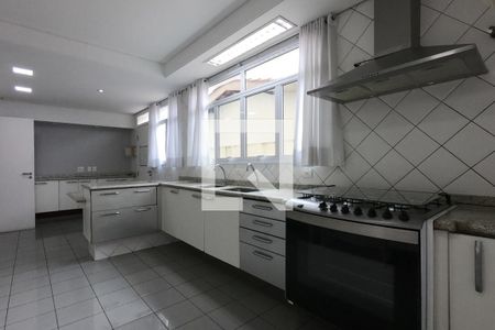 Casa para alugar com 360m², 4 quartos e 4 vagas