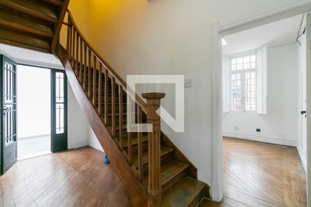 Casa para alugar com 750m², 6 quartos e 8 vagasEscadas