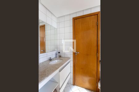 Banheiro da Suíte 1 de apartamento para alugar com 3 quartos, 76m² em Residencial Eldorado, Goiânia