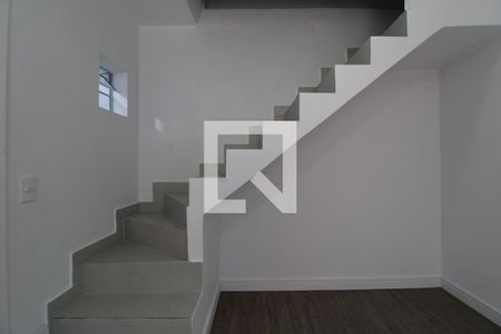 Escada para o quarto de apartamento para alugar com 1 quarto, 30m² em Chácara Santo Antônio (zona Sul), São Paulo