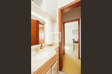 Banheiro de apartamento à venda com 2 quartos, 72m² em Higienópolis, Porto Alegre