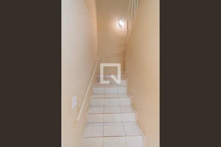 Escada de casa para alugar com 2 quartos, 72m² em Residencial Cosmos, Campinas