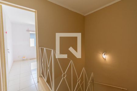 Escada de casa para alugar com 2 quartos, 72m² em Residencial Cosmos, Campinas