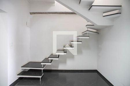 Casa à venda com 171m², 3 quartos e 2 vagas Casa à venda com 171m², 3 quartos e 2 vagasEscada