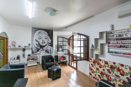 Casa à venda com 210m², 4 quartos e 2 vagasSalão