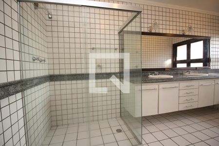 Casa à venda com 700m², 4 quartos e 7 vagasBanheiro da Suíte 1