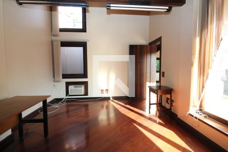 Casa à venda com 700m², 4 quartos e 7 vagasEscritório