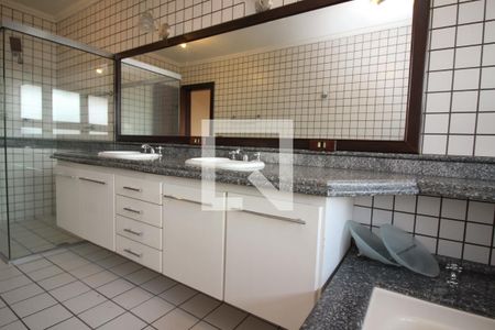 Casa à venda com 700m², 4 quartos e 7 vagasBanheiro da Suíte 1