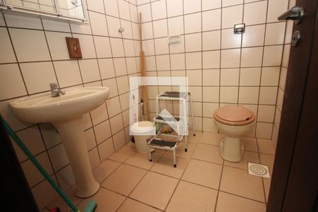 Casa à venda com 700m², 4 quartos e 7 vagasBanheiro de Serviço