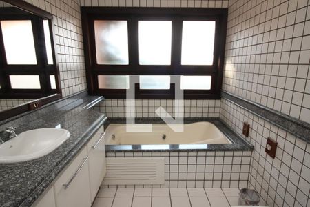 Casa à venda com 700m², 4 quartos e 7 vagasBanheiro da Suíte 1