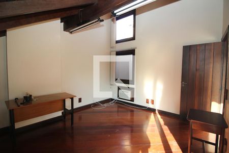 Casa à venda com 700m², 4 quartos e 7 vagasEscritório