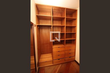 Casa à venda com 700m², 4 quartos e 7 vagasCloset da suíte 4