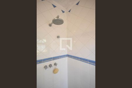 Casa à venda com 550m², 5 quartos e 6 vagasChuveiro do banheiro da suíte 5