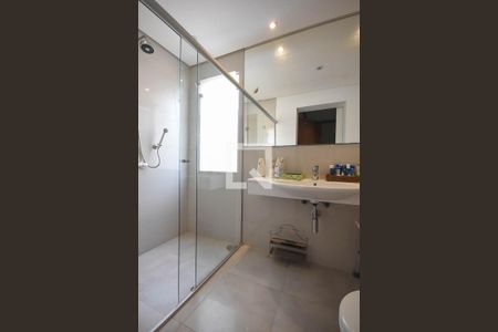 Casa à venda com 550m², 5 quartos e 6 vagasBanheiro do escritório