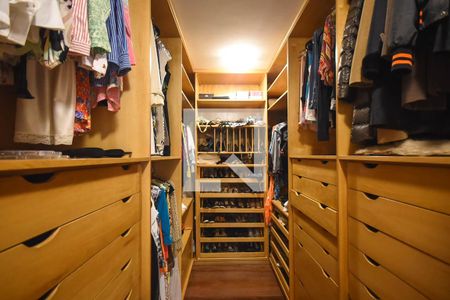 Casa à venda com 550m², 5 quartos e 6 vagasArmário da suíte 4