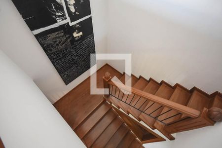 Casa à venda com 550m², 5 quartos e 6 vagasEscada