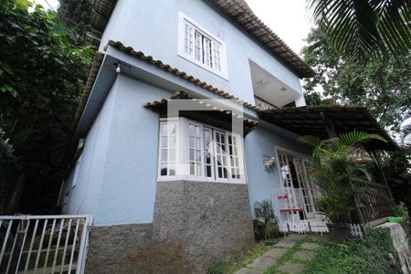 Casa à venda com 240m², 4 quartos e 4 vagasFachada