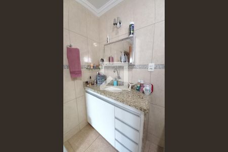 Casa à venda com 200m², 7 quartos e 8 vagasBanheiro da Suíte 2