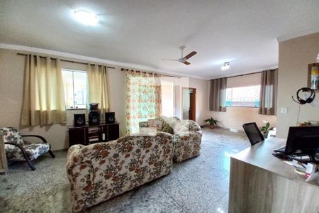 Sala de casa à venda com 7 quartos, 200m² em Jaqueline, Belo Horizonte