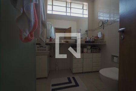Casa à venda com 135m², 4 quartos e 2 vagasBanheiro