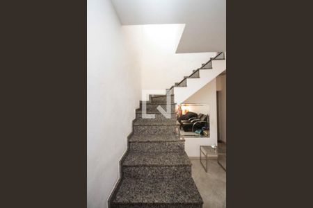 Escada de casa para alugar com 3 quartos, 175m² em Parque Tomas Saraiva, São Paulo