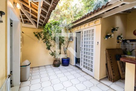 Casa de condomínio à venda com 260m², 4 quartos e 2 vagas Casa de condomínio à venda com 260m², 4 quartos e 2 vagasQuintal