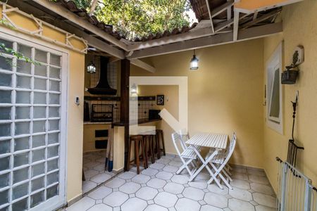 Casa de condomínio à venda com 260m², 4 quartos e 2 vagas Casa de condomínio à venda com 260m², 4 quartos e 2 vagasQuintal