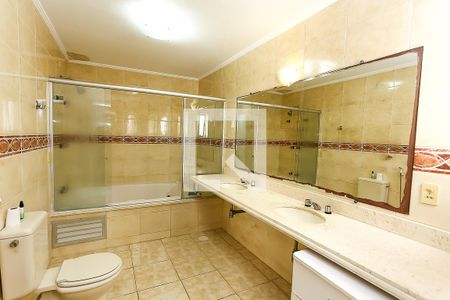 Casa à venda com 580m², 4 quartos e 5 vagas Casa à venda com 580m², 4 quartos e 5 vagasBanheiro da Suíte 1