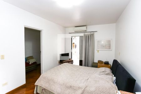 Casa à venda com 580m², 4 quartos e 5 vagas Casa à venda com 580m², 4 quartos e 5 vagassuíte 1