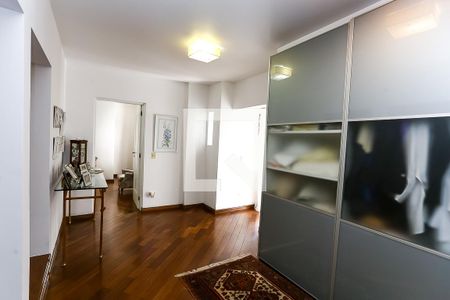 Casa à venda com 580m², 4 quartos e 5 vagas Casa à venda com 580m², 4 quartos e 5 vagasHall dos suítes