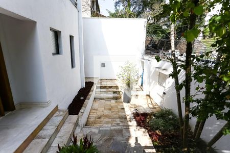 Casa à venda com 580m², 4 quartos e 5 vagas Casa à venda com 580m², 4 quartos e 5 vagasQuintal frente