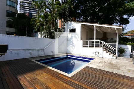Casa à venda com 580m², 4 quartos e 5 vagas Casa à venda com 580m², 4 quartos e 5 vagasÁrea comum - Piscina