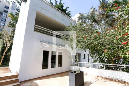 Casa à venda com 580m², 4 quartos e 5 vagas Casa à venda com 580m², 4 quartos e 5 vagasQuintal frente