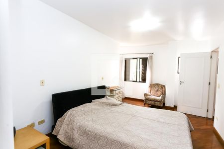 Casa à venda com 580m², 4 quartos e 5 vagas Casa à venda com 580m², 4 quartos e 5 vagassuíte 1