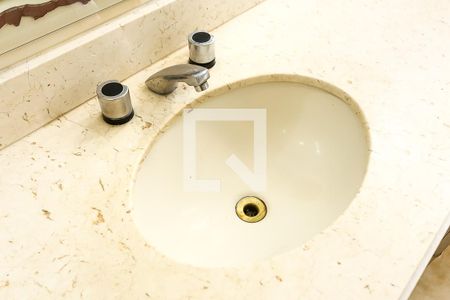 Casa à venda com 580m², 4 quartos e 5 vagas Casa à venda com 580m², 4 quartos e 5 vagasBanheiro da Suíte 1