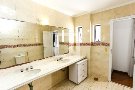 Casa à venda com 580m², 4 quartos e 5 vagas Casa à venda com 580m², 4 quartos e 5 vagasBanheiro da Suíte 1