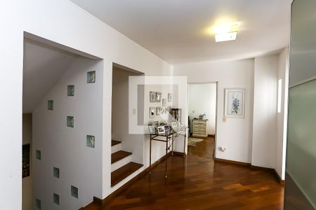 Casa à venda com 580m², 4 quartos e 5 vagas Casa à venda com 580m², 4 quartos e 5 vagasHall dos suítes