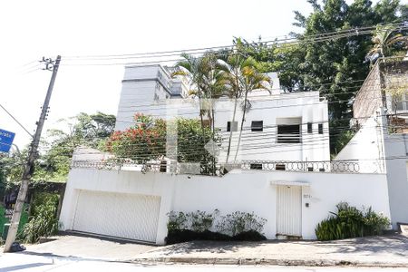 Casa à venda com 580m², 4 quartos e 5 vagas Casa à venda com 580m², 4 quartos e 5 vagasFachada