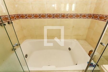 Casa à venda com 580m², 4 quartos e 5 vagas Casa à venda com 580m², 4 quartos e 5 vagasBanheiro da Suíte 1