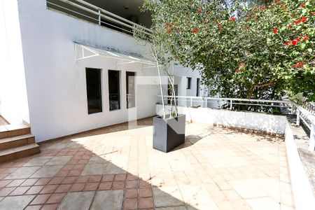 Casa à venda com 580m², 4 quartos e 5 vagas Casa à venda com 580m², 4 quartos e 5 vagasQuintal frente
