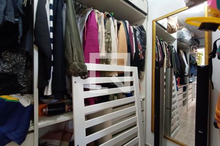 Apartamento à venda com 130m², 2 quartos e 2 vagas Apartamento à venda com 130m², 2 quartos e 2 vagasCloset da suíte