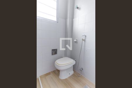 Banheiro de kitnet/studio para alugar com 1 quarto, 16m² em Laranjeiras, Rio de Janeiro