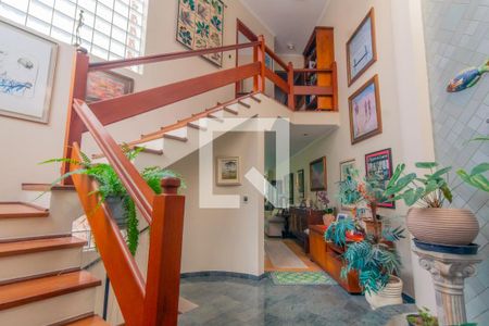 Casa para alugar com 340m², 5 quartos e 4 vagas Casa para alugar com 340m², 5 quartos e 4 vagasEscada