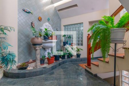 Casa para alugar com 340m², 5 quartos e 4 vagas Casa para alugar com 340m², 5 quartos e 4 vagasEscada