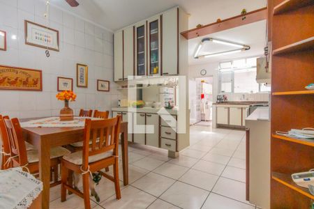 Casa para alugar com 340m², 5 quartos e 4 vagas Casa para alugar com 340m², 5 quartos e 4 vagasCozinha