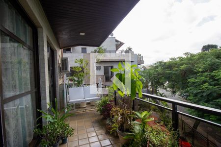 Apartamento à venda com 146m², 2 quartos e 2 vagas Apartamento à venda com 146m², 2 quartos e 2 vagasVaranda